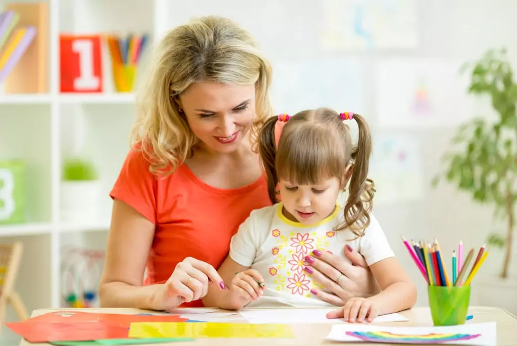 Mom_And_Daughter_Drawing_002-1024x685.jpg