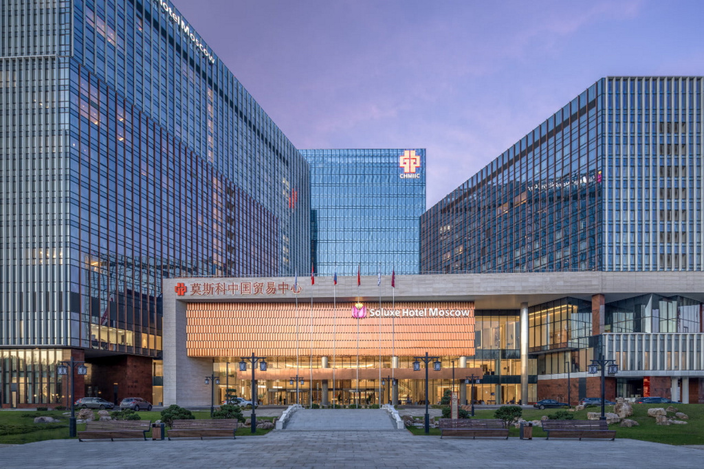 Facade-in-Soluxe-Hotel-Moscow-car-parking.jpg